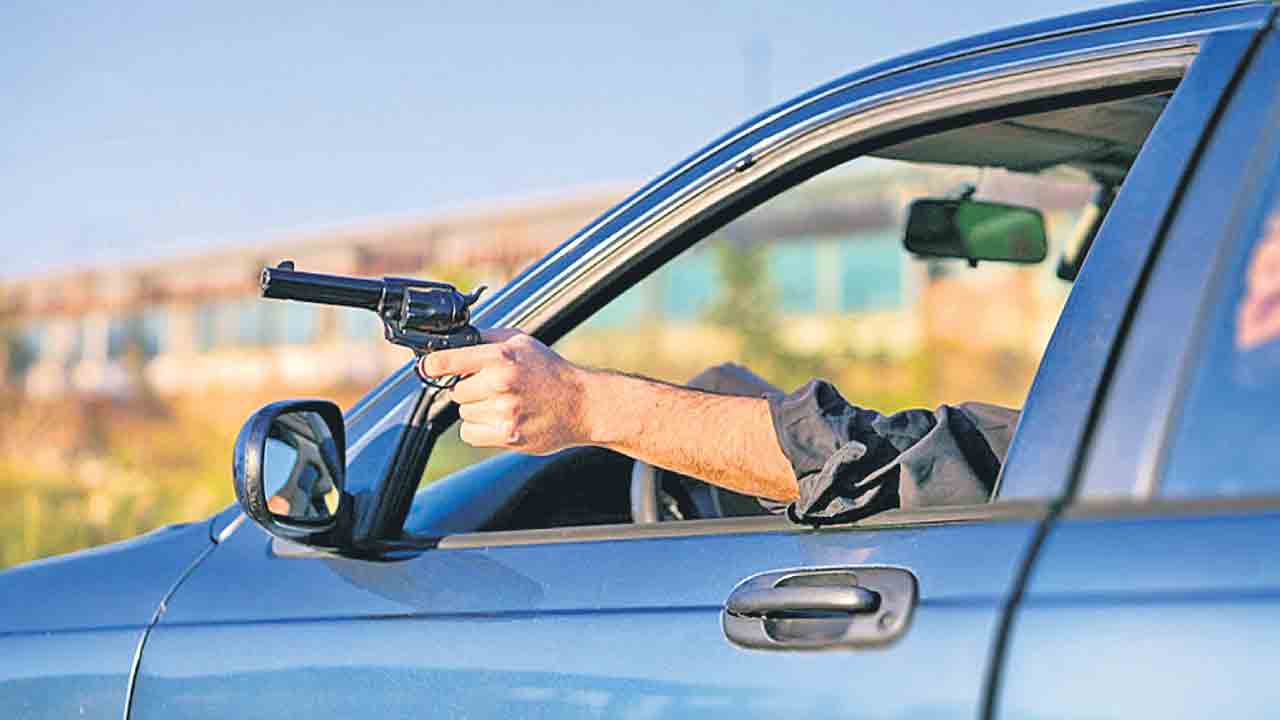 10 కోట్లు ఇస్తావా.. చస్తావా