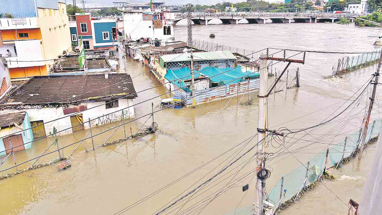 అప్పుడు ముంచేసి.. ఇప్పుడు హడావుడి