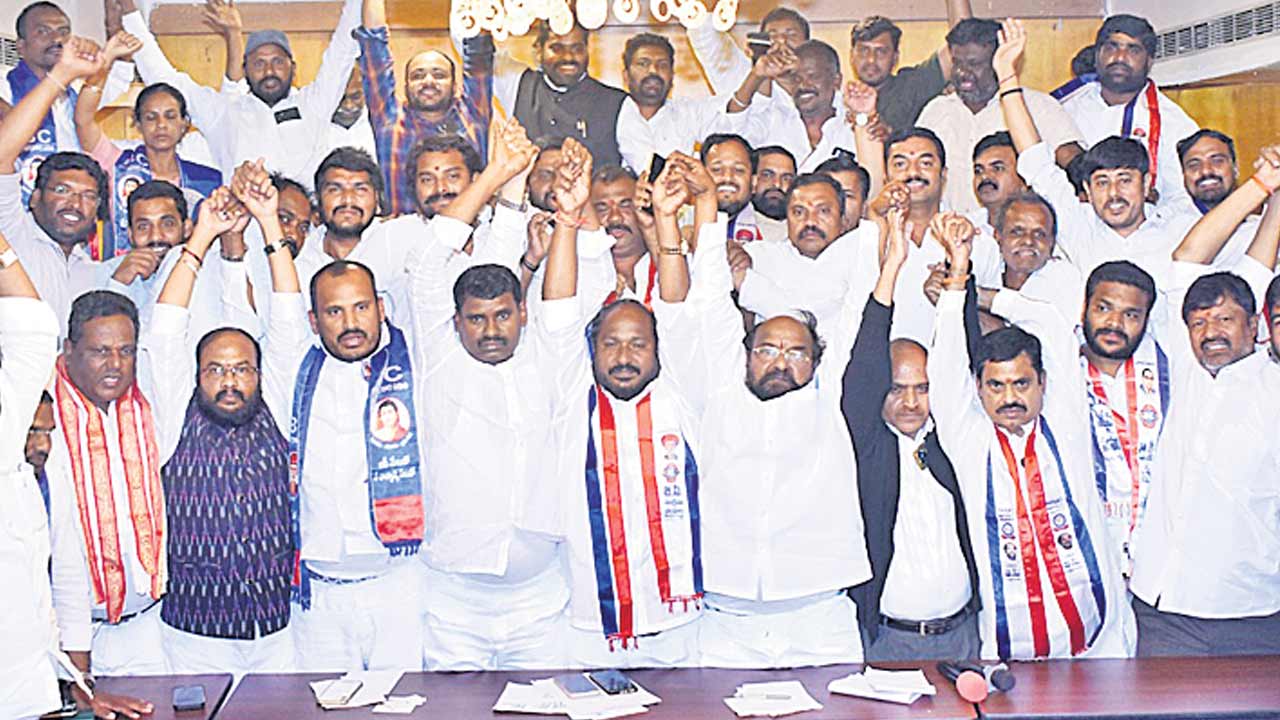 సంఘటితంగా ఉద్యమించి హక్కులు సాధించుకుందాం