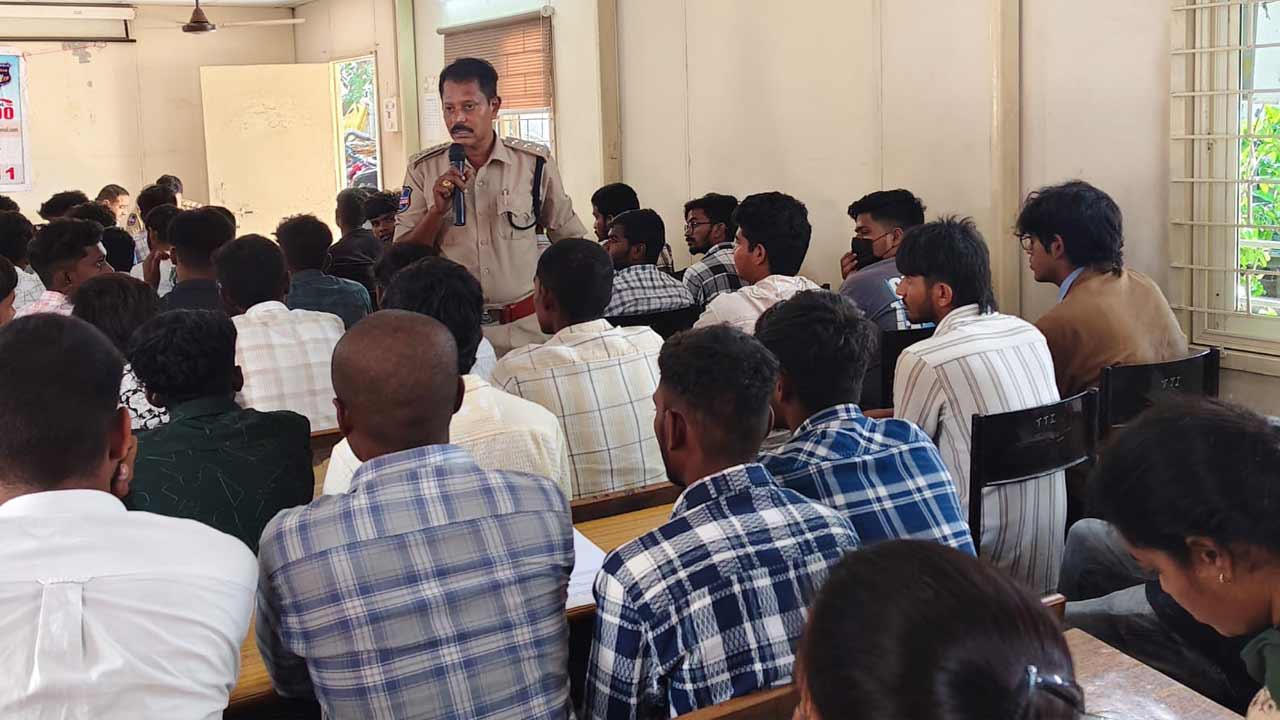 మార్ఫింగ్‌ ఫొటోలతో బ్లాక్‌మెయిలింగ్‌