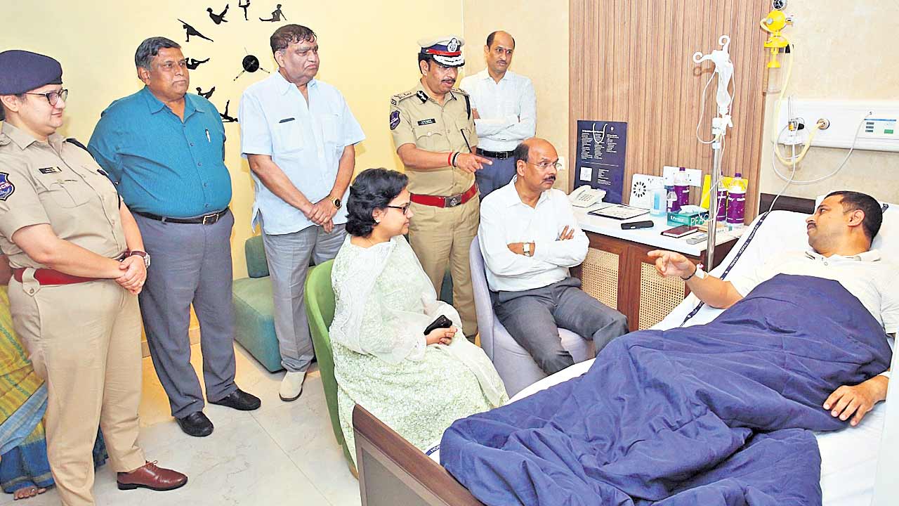 మొబైల్ దొంగ అన్సారీపై చర్యలు తీసుకోవాలి