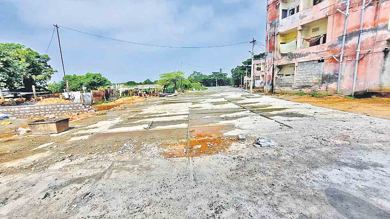 సర్కారు స్థలం కనిపిస్తే కబ్జానే