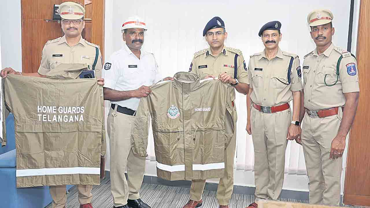 హోంగార్డులకు రెయిన్‌కోట్ల పంపిణీ