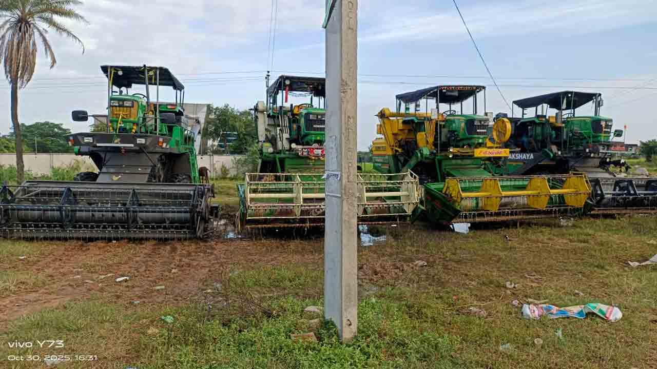 Harvesters | మొంథా తుఫాన్ దెబ్బకు హార్వెస్టర్లు ఇలా.. గొల్లపల్లిలో పనులు కరువాయే..!