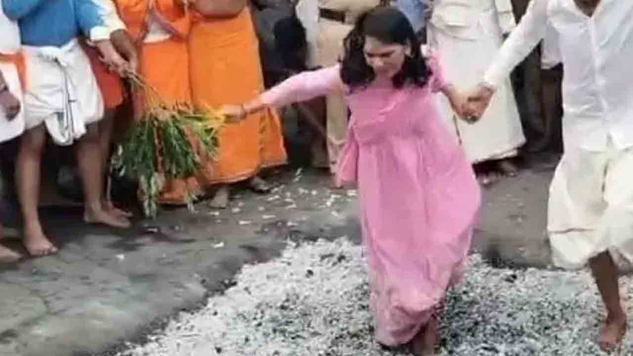 Latha Kumari | హసనాంబ ఆలయంలో నిప్పులపై నడిచిన ఐఏఎస్‌ అధికారిణి