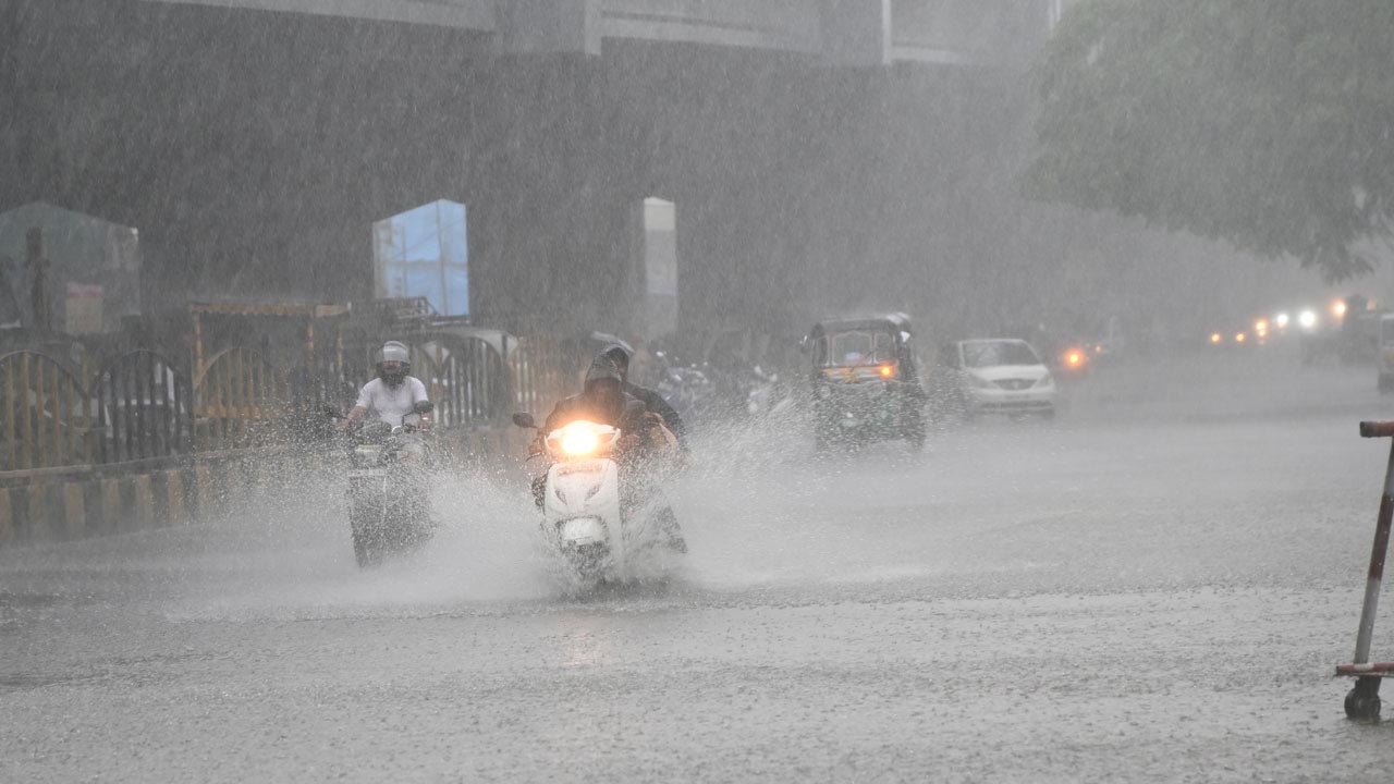TG Weather | ఈ మూడు జిల్లాల్లో అత్యంత భారీ వర్షాలు.. రెడ్‌ అలెర్ట్‌ జారీ చేసిన ఐఎండీ..!