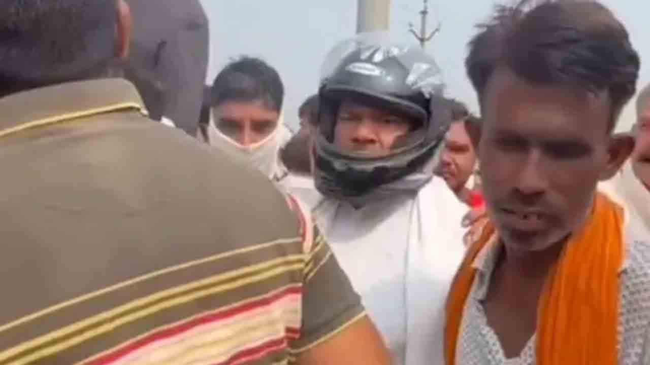 MLA With Helmet | ఎరువుల కొరతపై రైతుల ఆందోళన.. హెల్మెట్ ధరించి లైన్లో   నిల్చొన్న ఎమ్మెల్యే