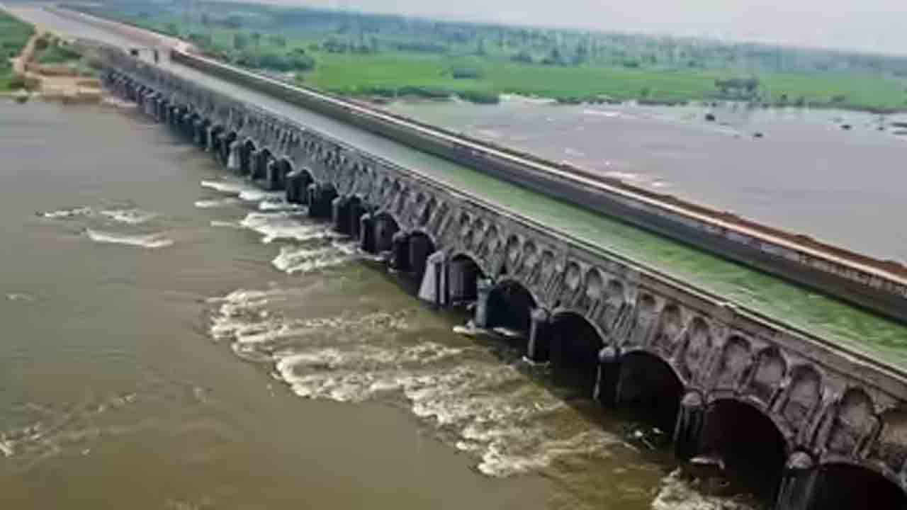 జంట జలాశయాలకు కొనసాగుతున్న వరద
