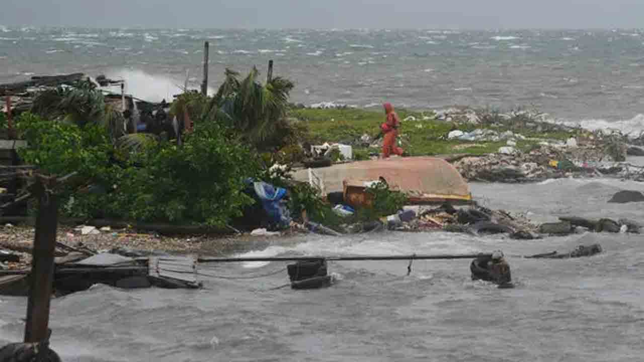 Hurricane Melissa | కరీబియన్‌ ద్వీప దేశాలపై విరుచుకుపడుతున్న హ‌రికేన్ మెలిసా.. ఏడుగురు మృతి