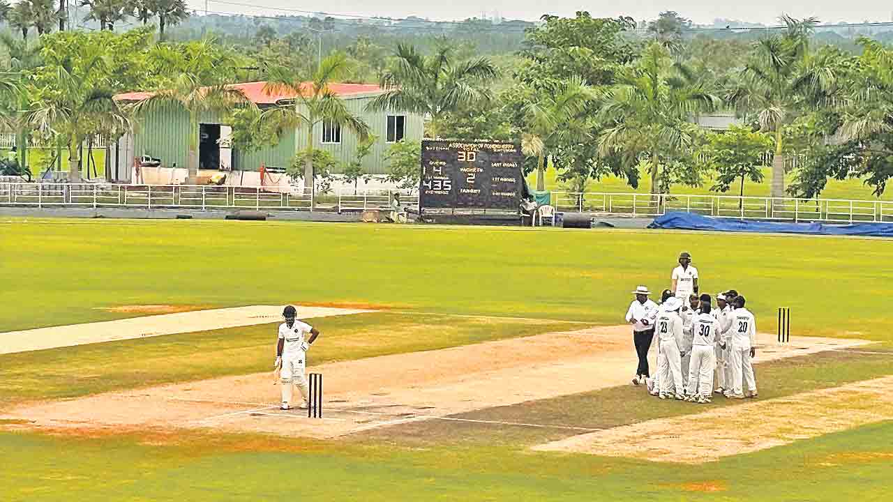పట్టు బిగించిన హైదరాబాద్.. రాణించిన బౌలర్లు