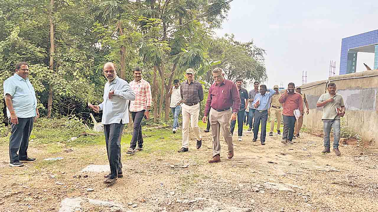 ప్రభుత్వ స్థలంపై కన్ను