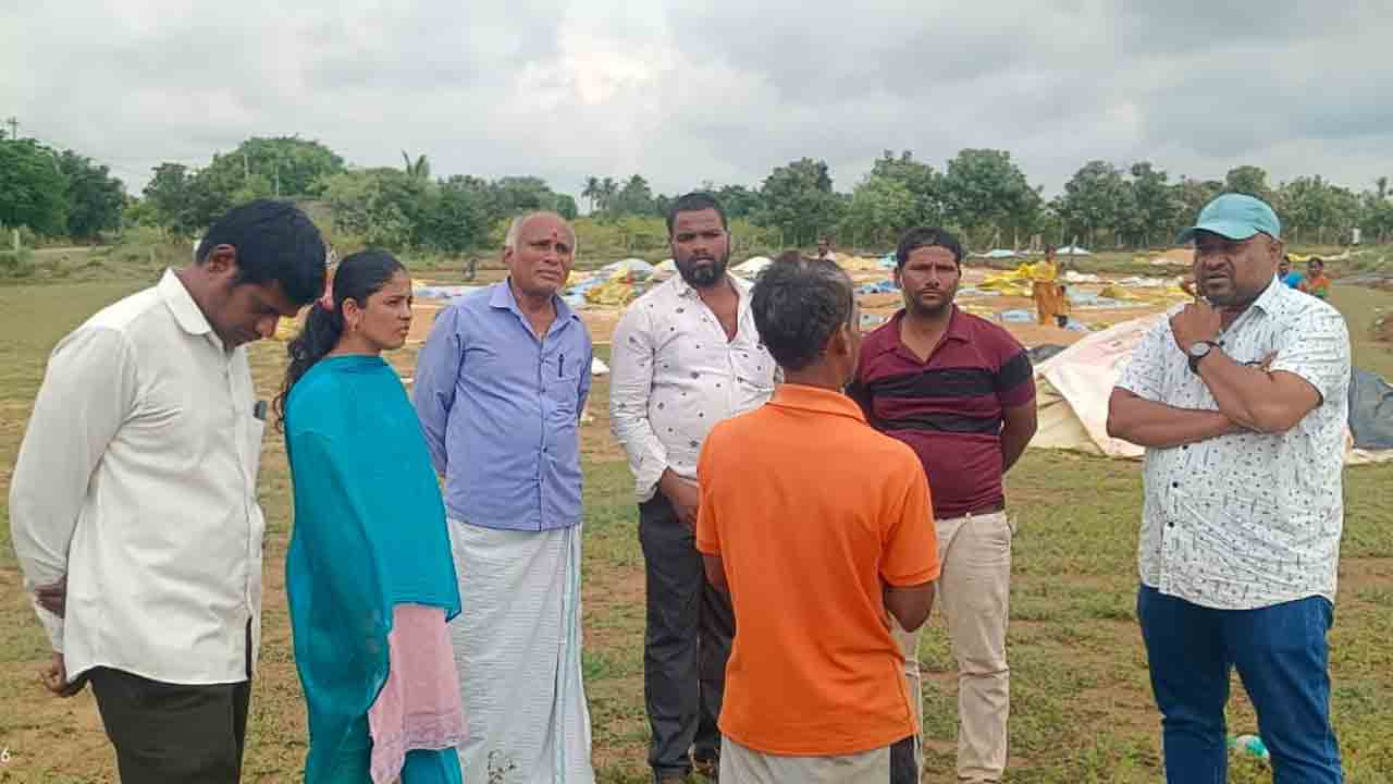 Farmers | రైతులు వరి కోతలు తాత్కాలికంగా నిలిపివేయాలి : ఏవో రాజశేఖర్ గౌడ్