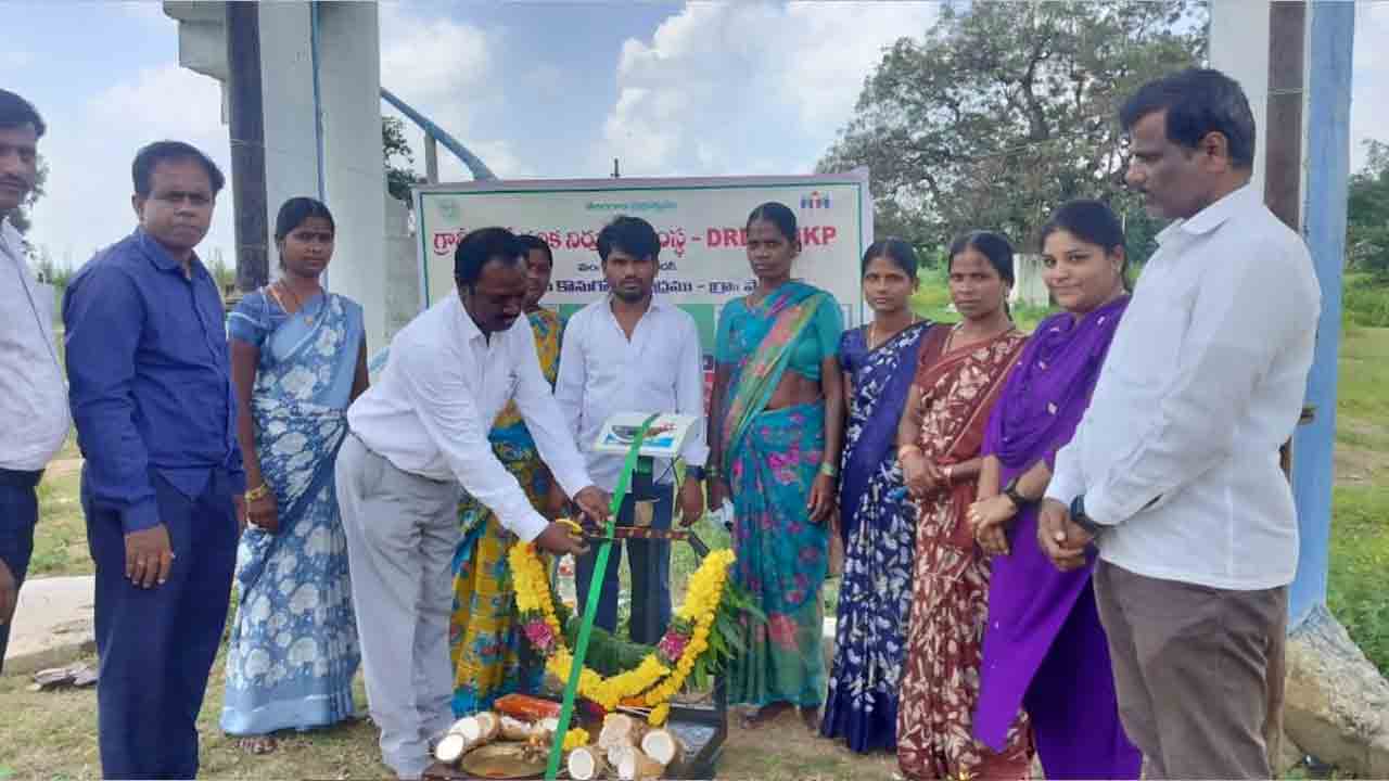 IKP Centres | రైతులు దళారుల చేతిలో మోసపోకుండా ధాన్యం కొనుగోలు కేంద్రాలు