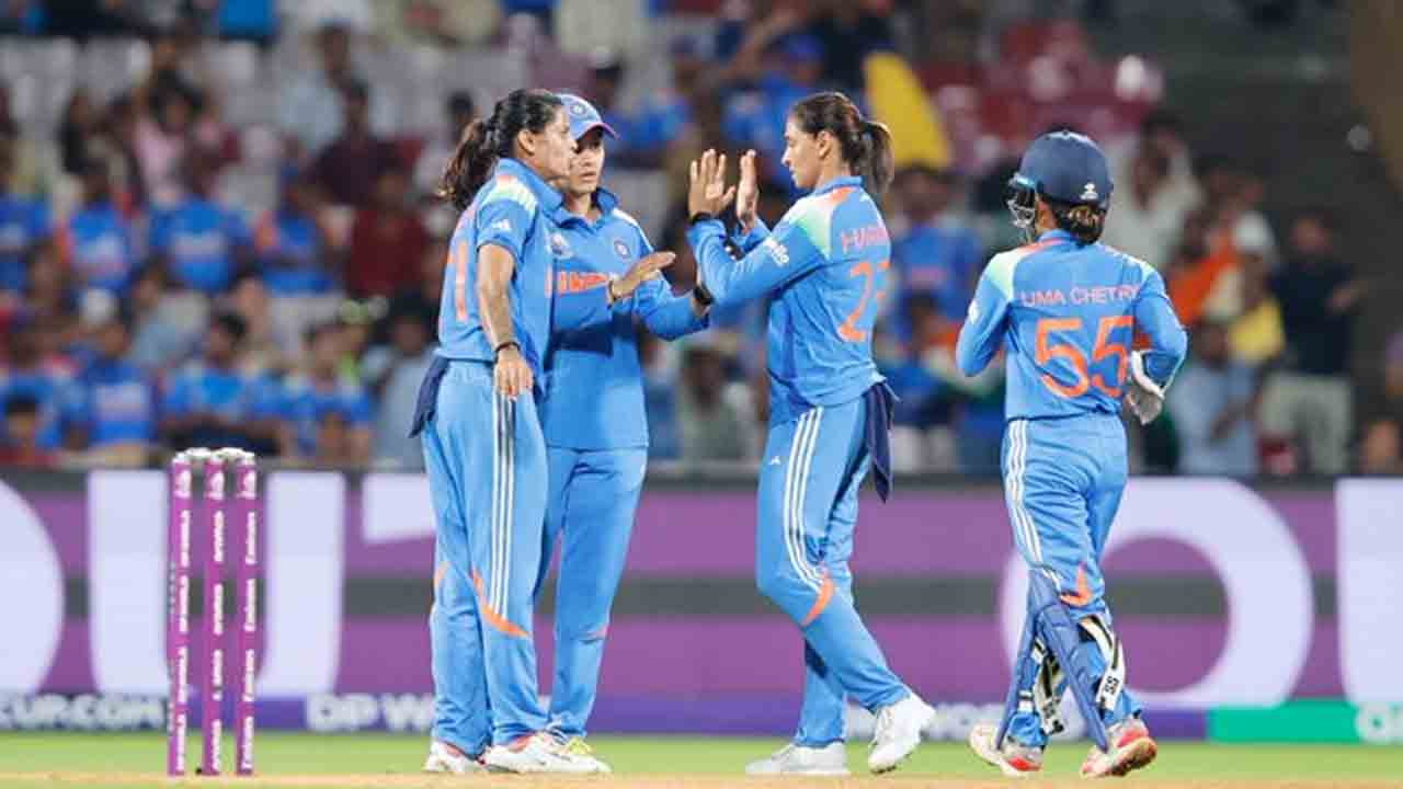 INDW vs BANW | హడలెత్తించిన రాధ, చరణి.. 120లోపే పరిమితమైన బంగ్లాదేశ్