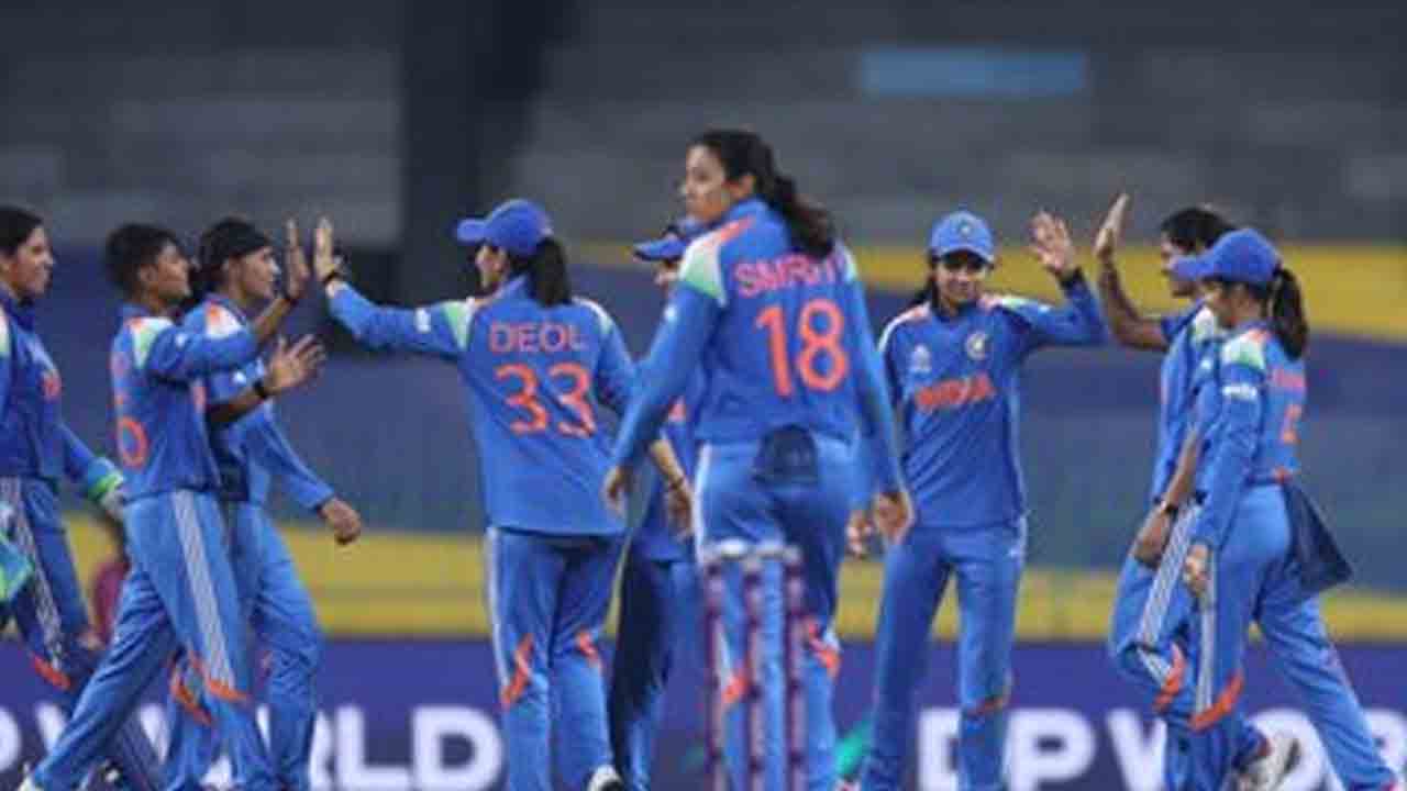 INDW vs PAKW | మూడో వికెట్ తీసిన క్రాంతి గౌడ్.. పోరాడుతున్న అమిన్.!