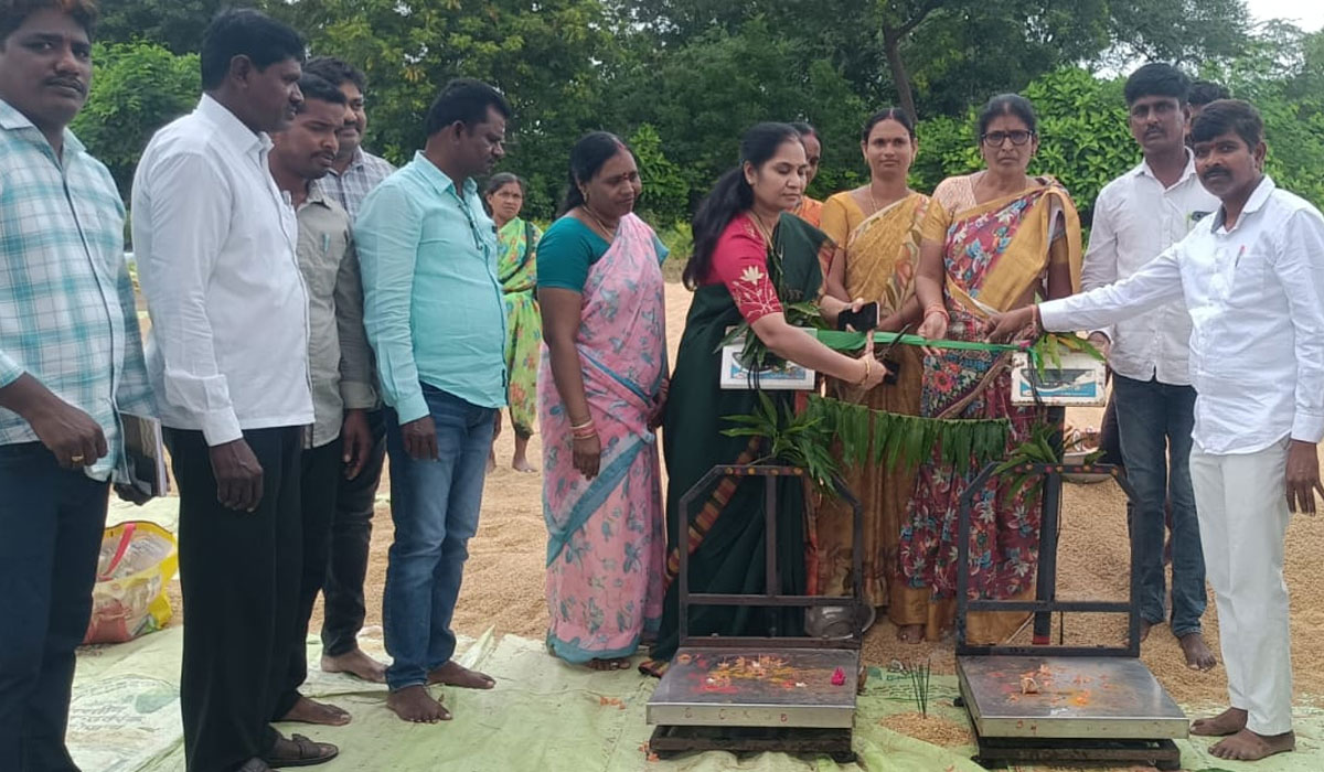 purchasing centers | ధాన్యం కొనుగోలు కేంద్రాలను సద్వినియోగం చేసుకోవాలి.. వీణవంక తహసీల్దార్‌ అనుపమరావు