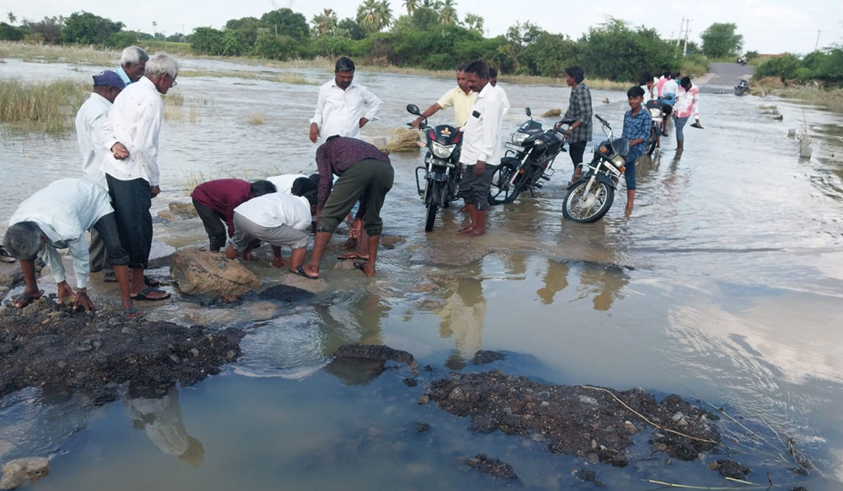 Indurthi Bridge | ఇందుర్తి బ్రిడ్జికి బాటసారుల తాత్కాలిక మరమ్మతులు