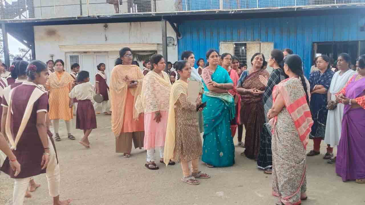 Judge Hemalatha | ఎలుకలు కరిచిన విద్యార్థినులకు జడ్జి హేమలత పరామర్శ