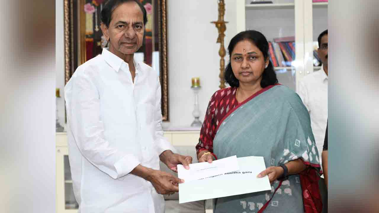 KCR | జూబ్లీహిల్స్‌ ఉపఎన్నిక.. మాగంటి సునీతకు బీ ఫామ్‌ అందజేసిన బీఆర్ఎస్‌ అధినేత