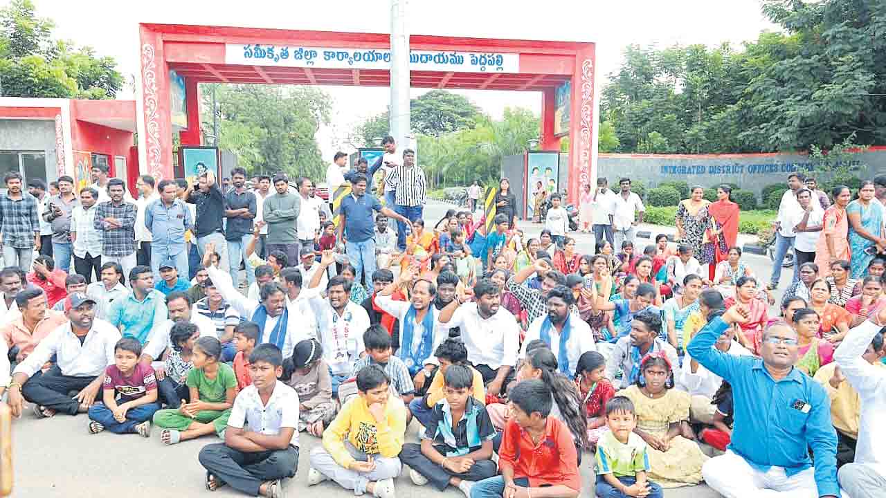 దళిత విద్యార్థుల జీవితాలతో ఆడుకోవద్దు