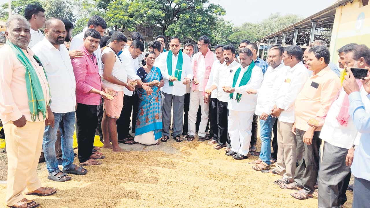 బాధిత రైతులను ఆదుకోవాలి