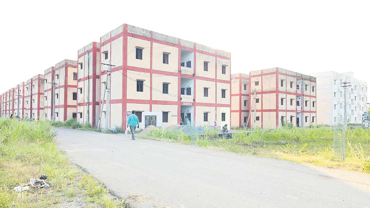కొత్తింటి సంబురమేదీ?