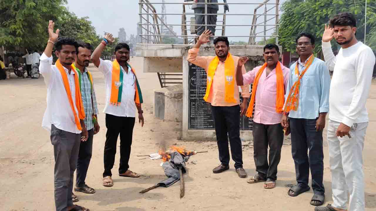 Congress Effigy | దేవాపూర్‌లో కాంగ్రెస్ దిష్టి బొమ్మ దహనం