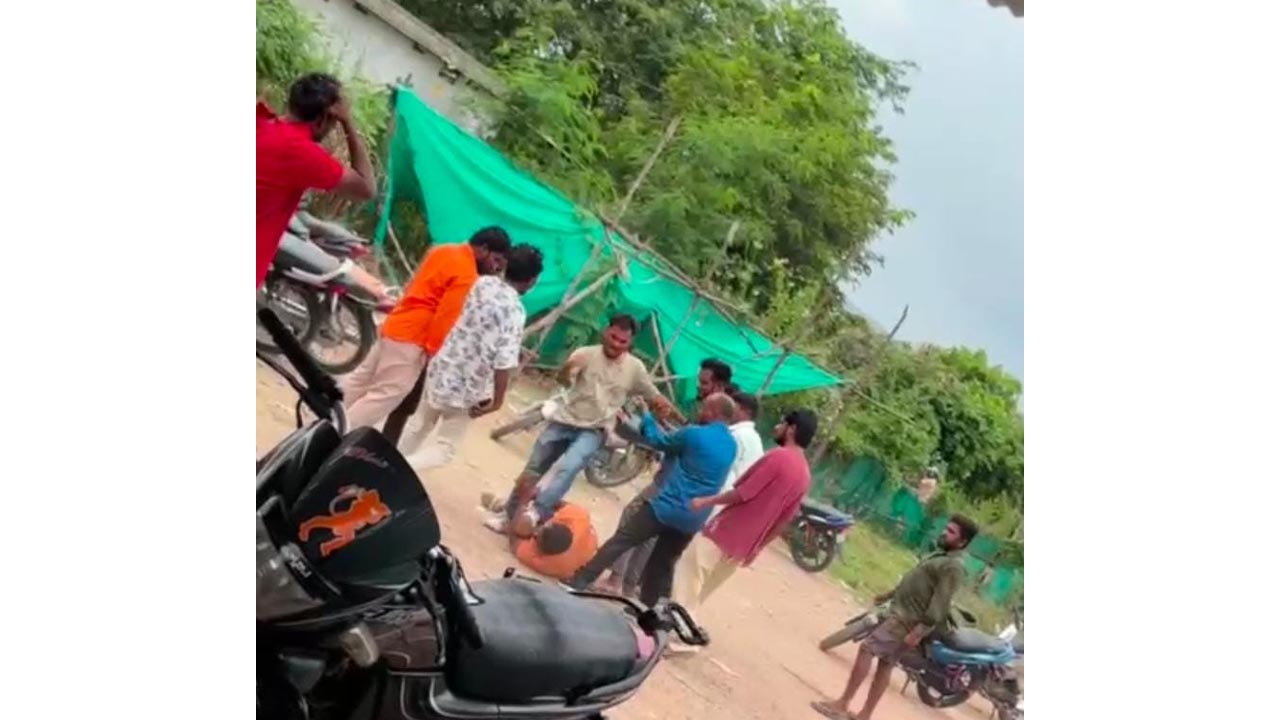 దాడి చేసిన వ్యక్తులను అప్పగించాలని స్టేషన్‌కు..! దేవాపూర్ పోలీస్ స్టేషన్ వద్ద ఉద్రిక్తత..!