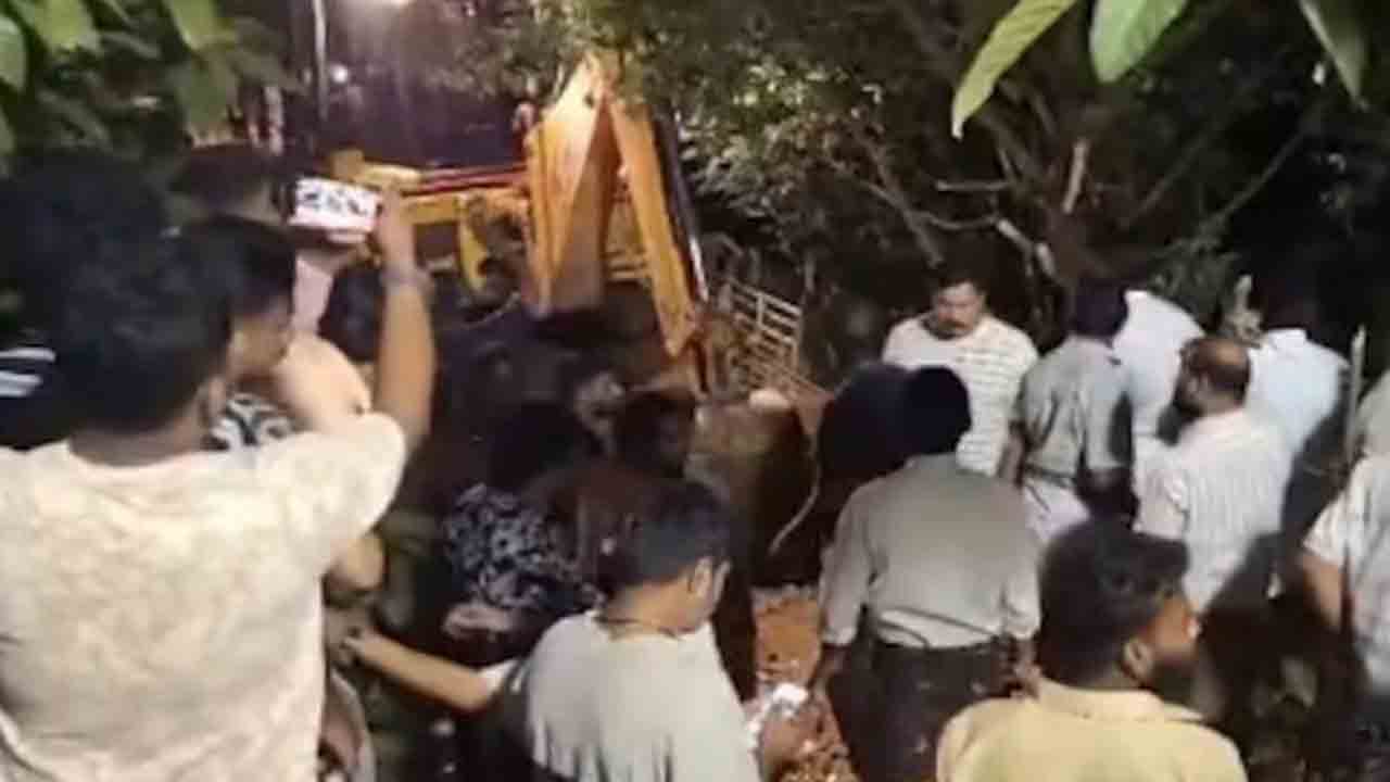 Man Killed In Mudslide | ముప్పు నుంచి తప్పించుకునేందుకు వ్యక్తి యత్నం..   మట్టిచరియలు విరిగిపడటంతో మృతి