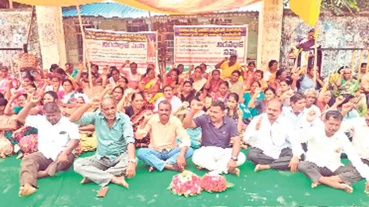 బడి పిల్లలకు బువ్వ పెట్టేటోళ్లకే.. బువ్వ లేకుండా చేశారు