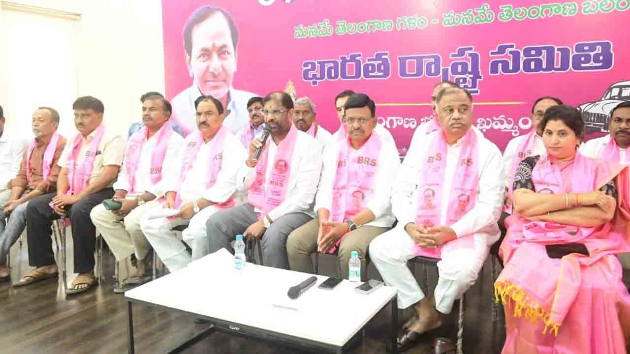 హామీలపై ప్రశ్నిస్తే కేసులా?