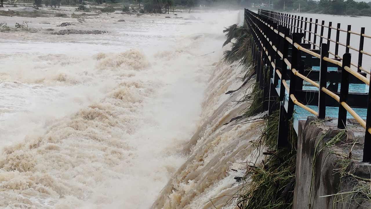 పాలేరు పరవళ్లు