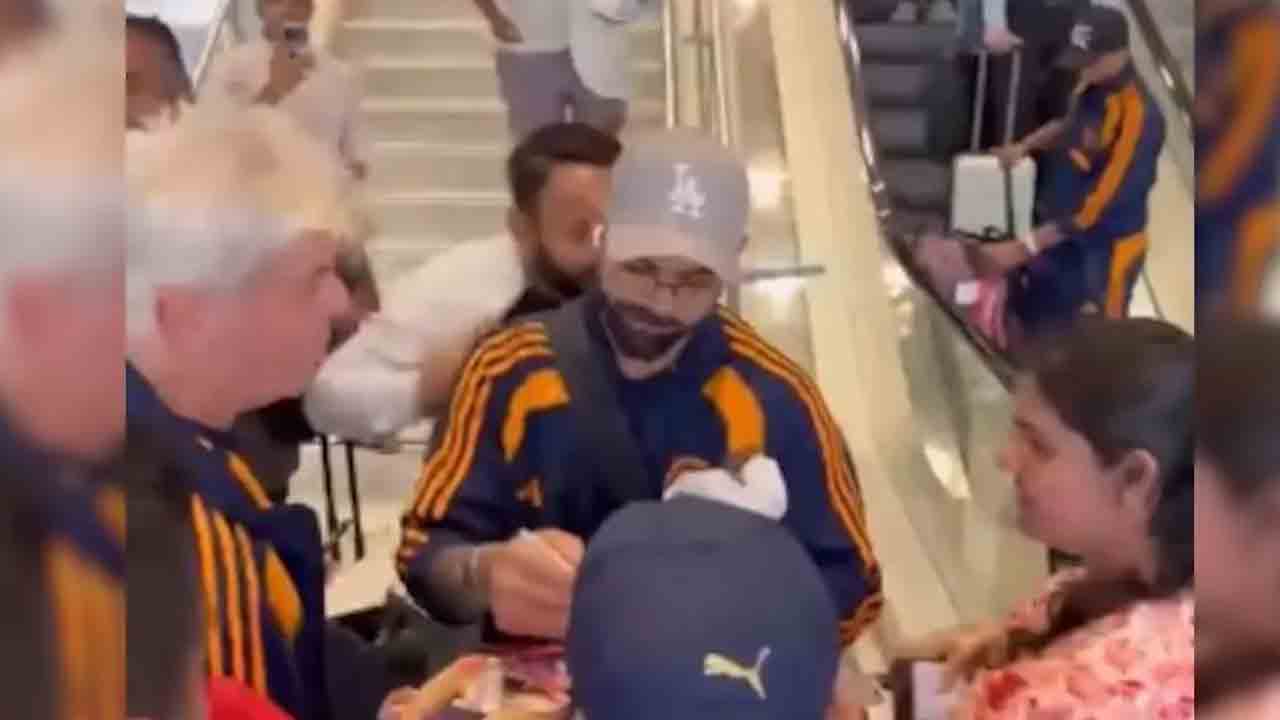 Virat Kohli | సిడ్నీ విమానాశ్రయంలో కోహ్లీ.. ఎస్కలేటర్ మీద నుంచే ఆటోగ్రాఫ్స్.. వీడియో