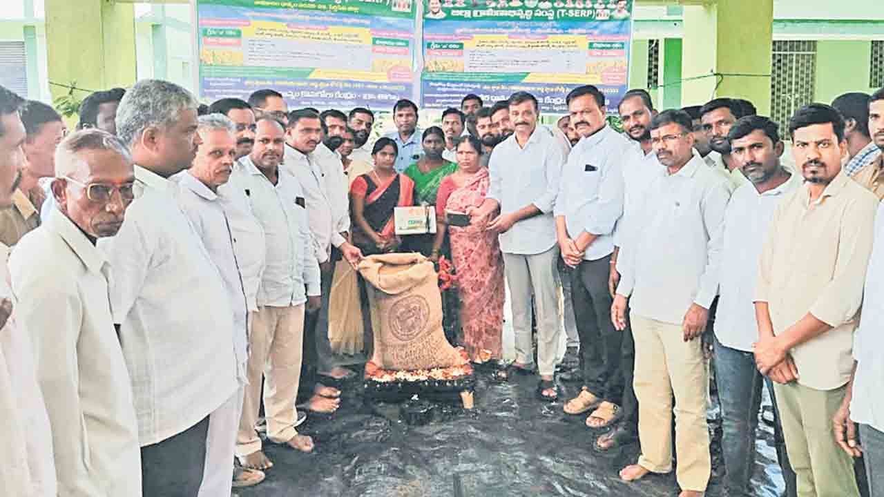 ప్రభుత్వం ఉప కాలువలు నిర్మించాలి