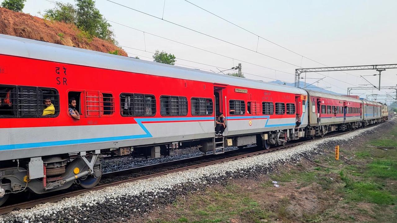 SCR | ప్రయాణికులకు దక్షిణ మధ్య రైల్వే గుడ్‌న్యూస్‌.. ఈ స్పెషల్‌ రైలుకు ఎల్‌హెచ్‌బీ కోచ్‌లు..!