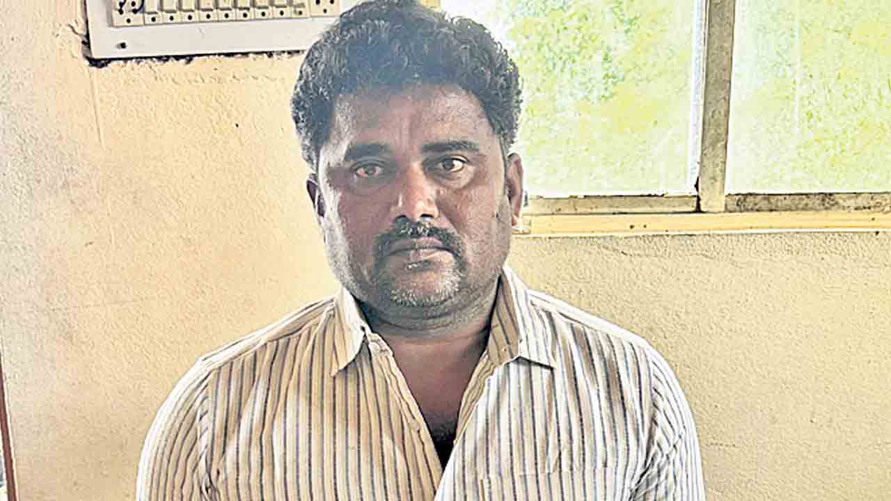 రైతు నుంచి15 వేలు తీసుకుంటూ.. ఏసీబీకి పట్టుబడిన లైన్‌మన్‌