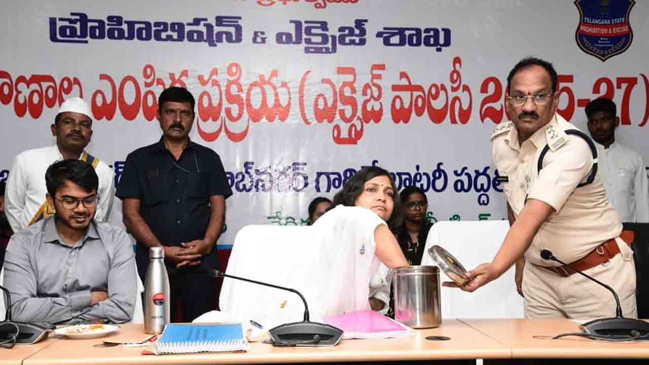 మద్యం వ్యాపారంతోకి ఉపాధ్యాయిని..