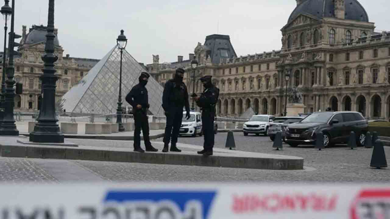 Museum | లూవ్రా మ్యూజియంలో ఆభరణాల చోరీ.. ఐదుగురు అనుమానితులు అరెస్ట్‌