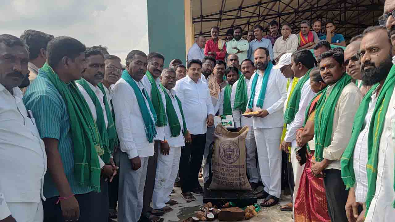 MLA Vijaya Ramana Rao | మక్కల కొనుగోలు కేంద్రం ప్రారంభించిన ఎమ్మెల్యే విజయ రమణారావు