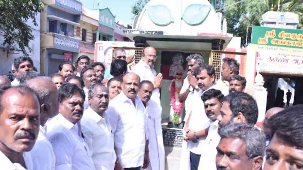 MGR’s Statue Vandalised | మదురైలో ఎంజీఆర్ విగ్రహం ధ్వంసం.. అన్నాడీఎంకే నేతలు నిరసన