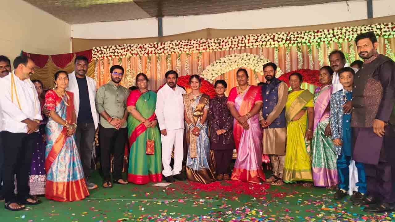 MLA Jagadish Reddy | పట్టు వస్త్రాలంకరణ వేడుక.. ‘నమస్తే తెలంగాణ’ రిపోర్టర్ పిల్లలను ఆశీర్వదించిన ఎమ్మెల్యే