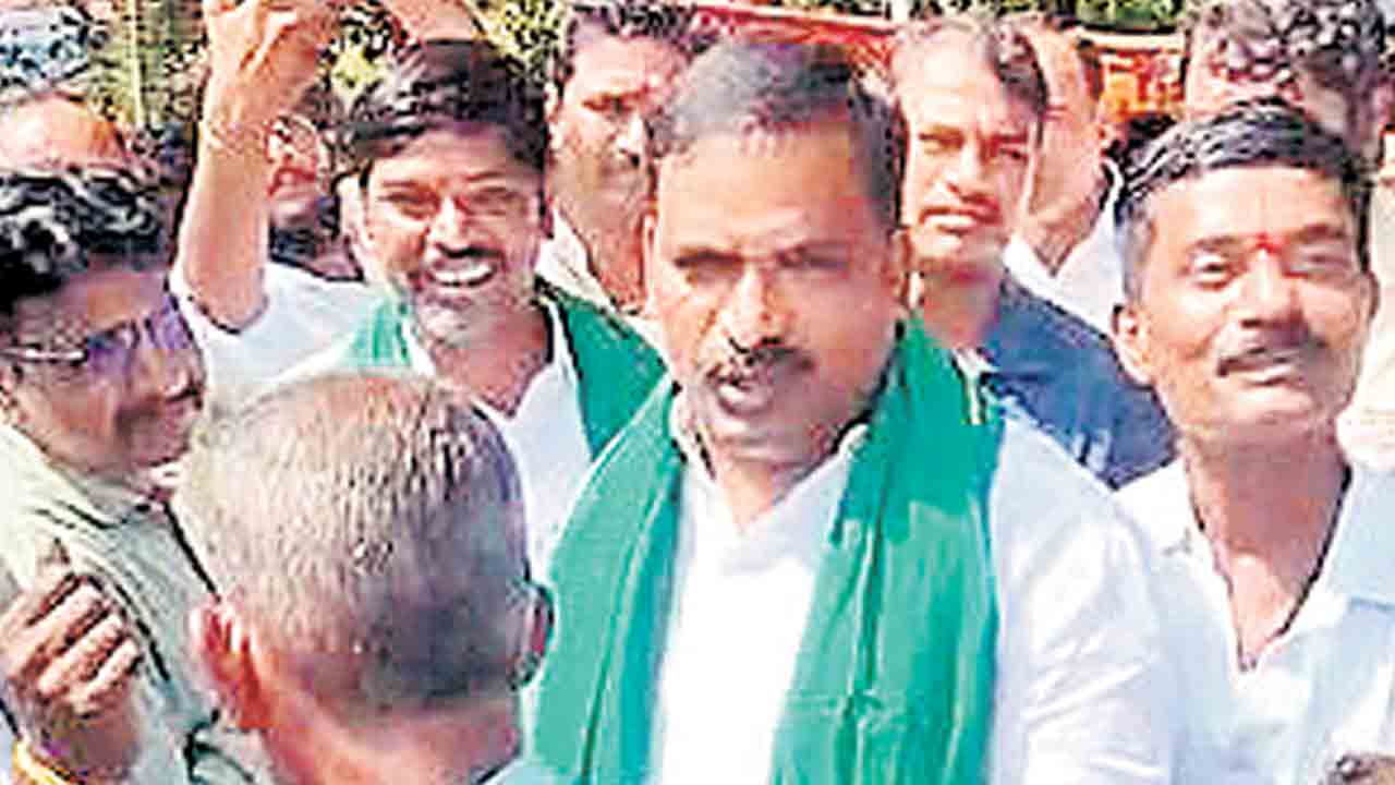 ఎమ్మెల్యేను నిలదీసిన ట్రిపుల్‌ఆర్‌ బాధితులు