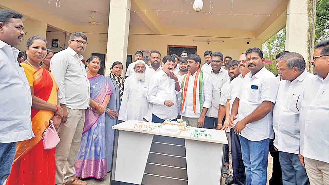 పొంగులేటి జన్మదిన వేడుకల్లో ఎమ్మెల్యే తెల్లం