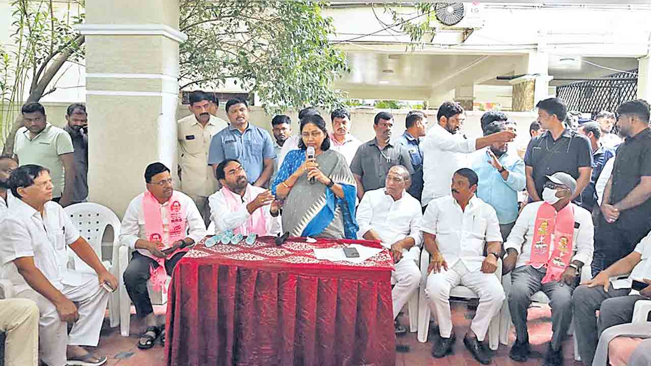 ఉల్లంఘనలు ఈసీకి కనిపించవా?