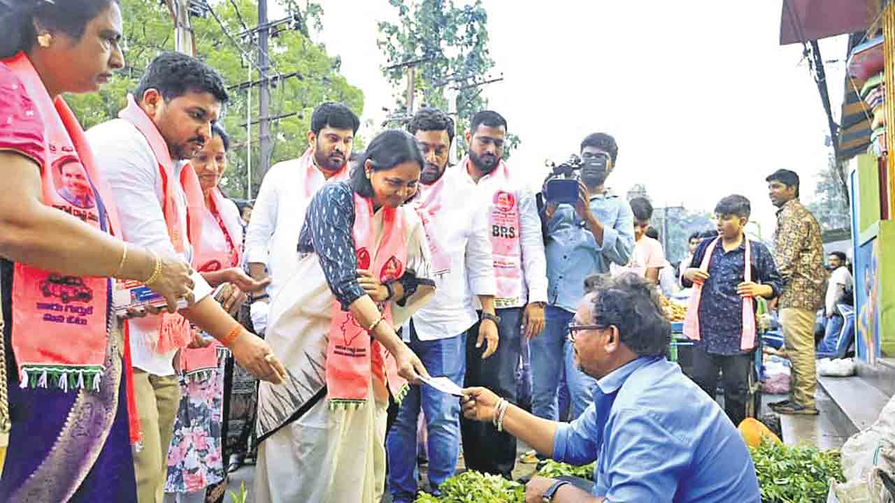 పర్యటిస్తూ..పలకరిస్తూ..!!
