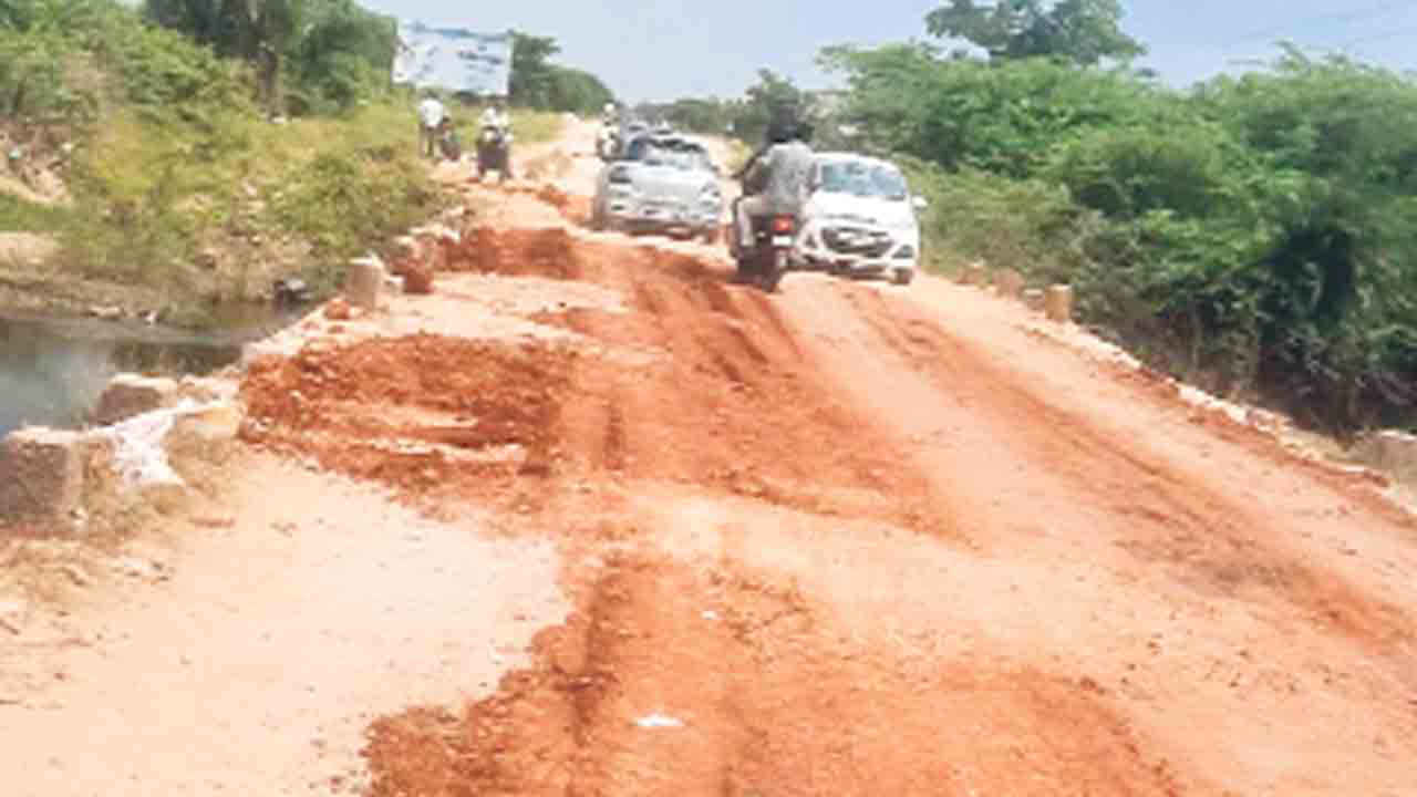పెద్దవాగు స్లాబ్ కల్వర్టుకు మరమ్మతు