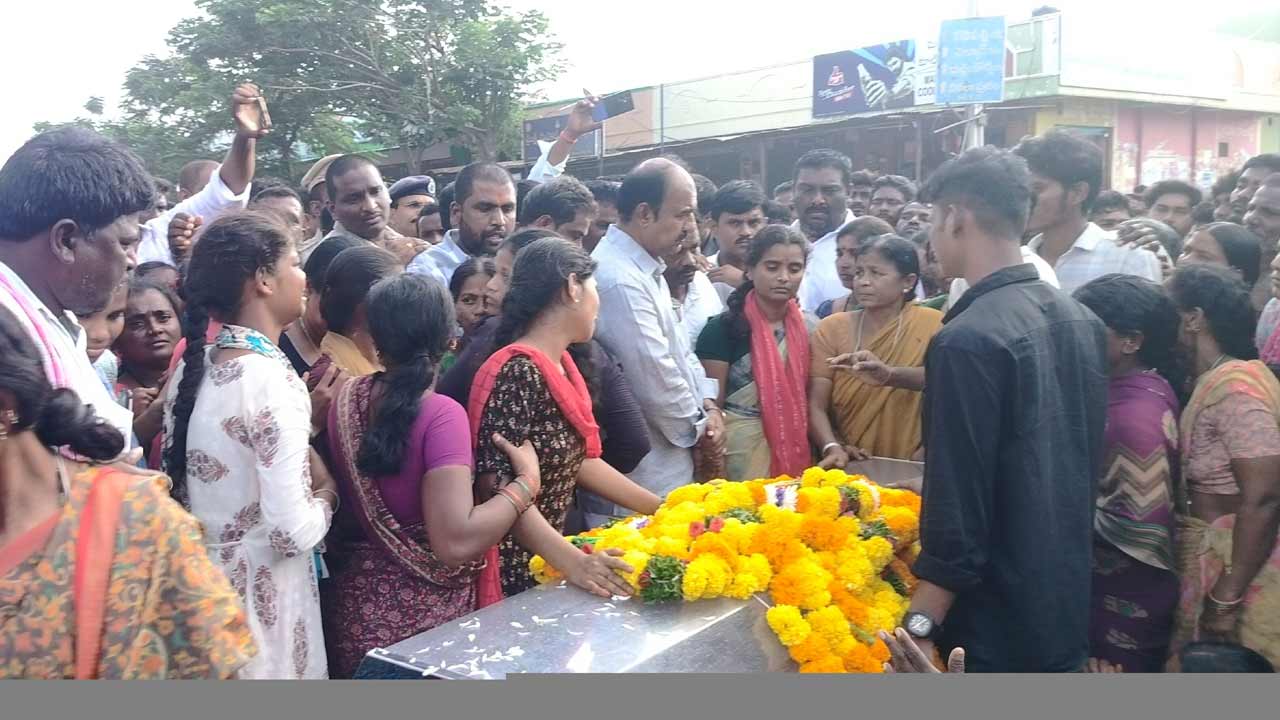 విద్యార్థిని ఆత్మహత్యపై కుటుంబ సభ్యుల ఆగ్రహం