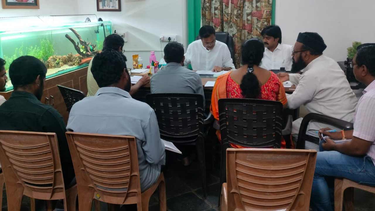 గ్రామీణ రోడ్లను బాగు చేయాలి