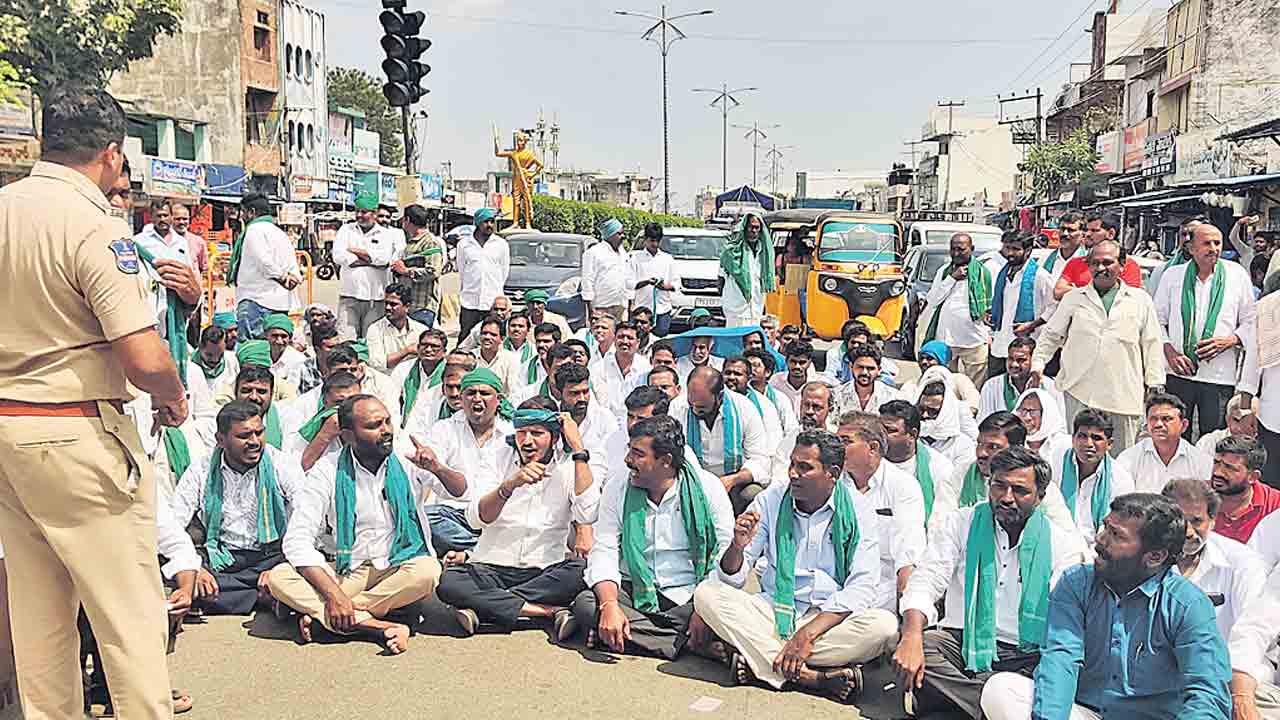 రోడ్డెక్కిన మక్క రైతులు