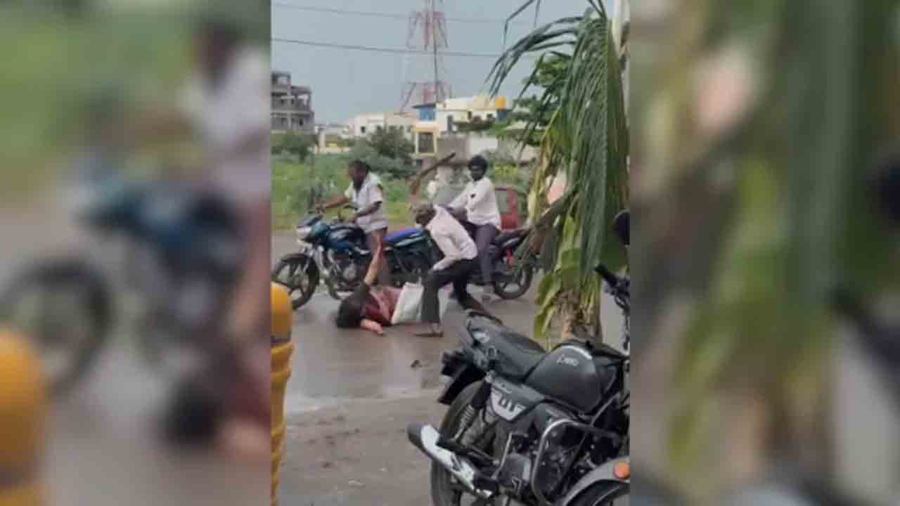 Watch: రోడ్డుపై కత్తితో భార్యపై దాడి చేసిన భర్త.. తర్వాత ఏం జరిగిందంటే?